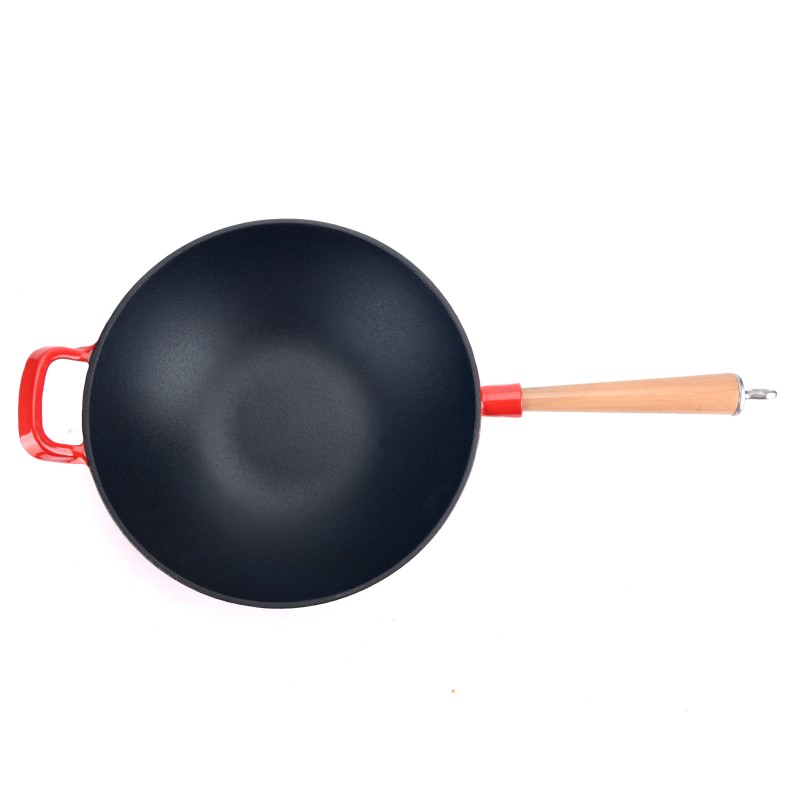Ge&euml;mailleerde gietijzeren wok met houten handvat