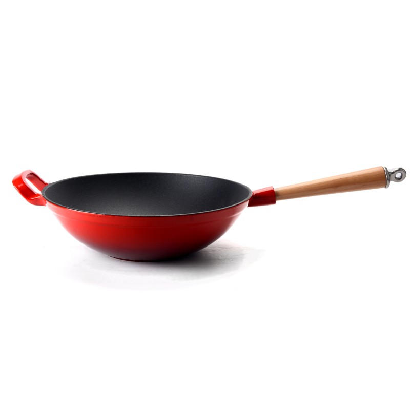 Ge&euml;mailleerde gietijzeren wok met houten handvat