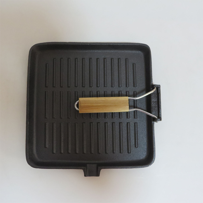 Gietijzeren grillpan, vooraf op smaak gebracht met plantaardige olie