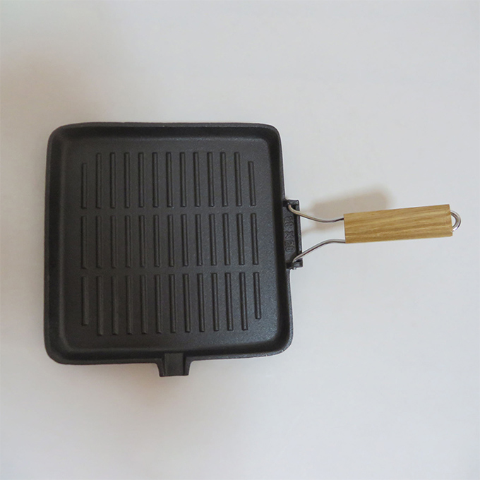 Gietijzeren grillpan, vooraf op smaak gebracht met plantaardige olie