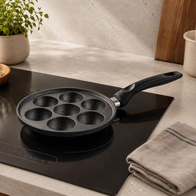 Gietijzeren pan met 7 gaten
