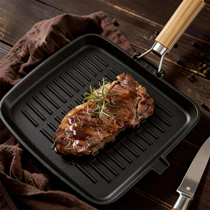 Gietijzeren grillpan, vooraf op smaak gebracht met plantaardige olie