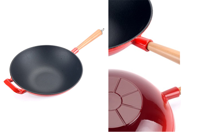 Ge&euml;mailleerde gietijzeren wok met houten handvat
