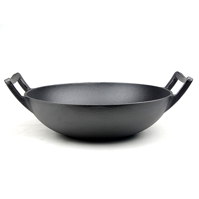 Voorgekruide gietijzeren wok met dubbele handgreep