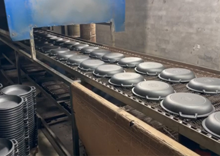 Productielijn voor gietijzeren koekenpannen