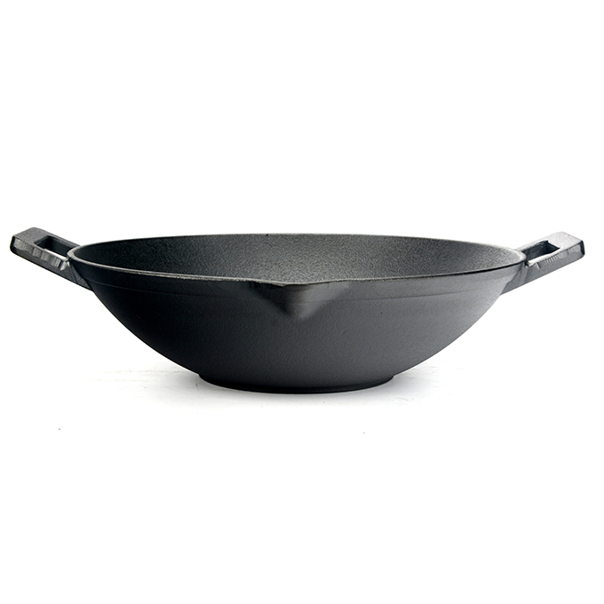 Gietijzeren wok met schenktuiten